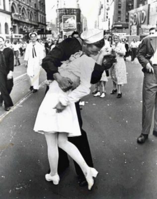 stike-a-pose-VJ-Day-Kiss-thoughtful-gift-idea